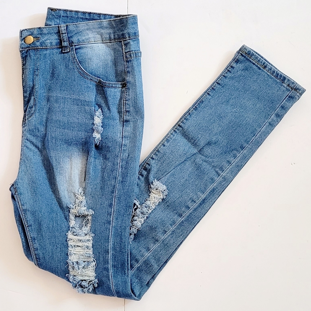 NWOT distressed Jeans